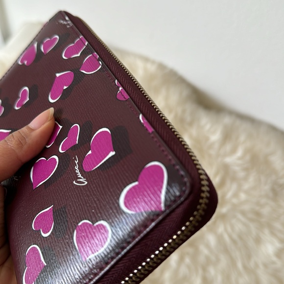 Gucci Special Edition Heart Design Zippy Wallet in Excellent Condition - Picture 8 of 15